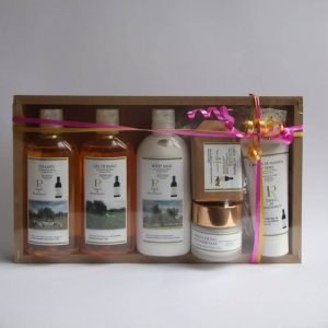 Cesta regalo con cosméticos AOVE con crema facial antiarrugas.