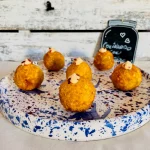 Croquetas de pulpo con cachelos y alioli de pimentón. Plato