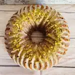 bundt cake de pistachos aove azahar y espelta integral. Plano cenital