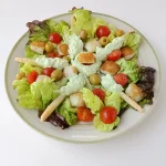 ensalada de pescado blanco con salsa de aguacate. imagen 1