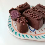 helados con arándanos y coco recubierto de chocolate. Imagen 01