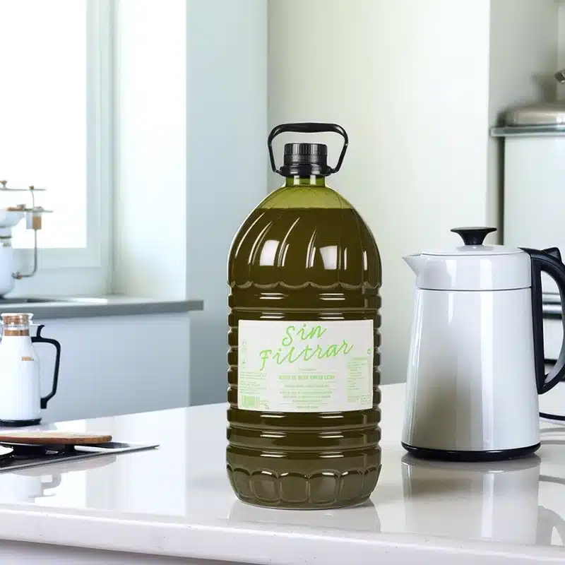 Aceite de oliva virgen extra sin filtrar La Carrera. Garrafa en una cocina.