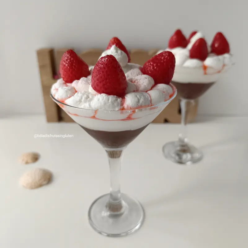 Copa de fresas en almibar con nata y crema de chocolate. Imagen 04