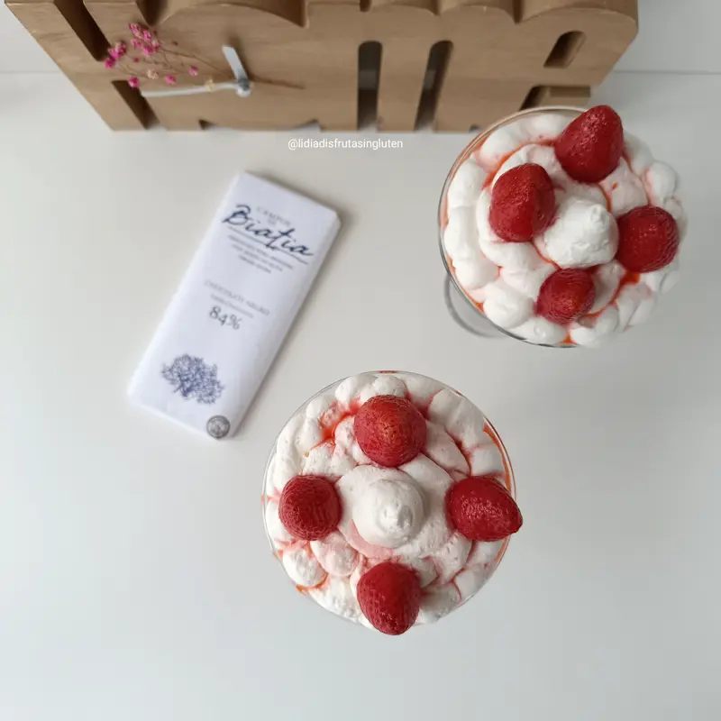 Copa de fresas en almibar con nata y crema de chocolate. Imagen 05