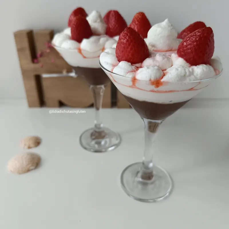 Copa de fresas en almibar con nata y crema de chocolate. Imagen 07