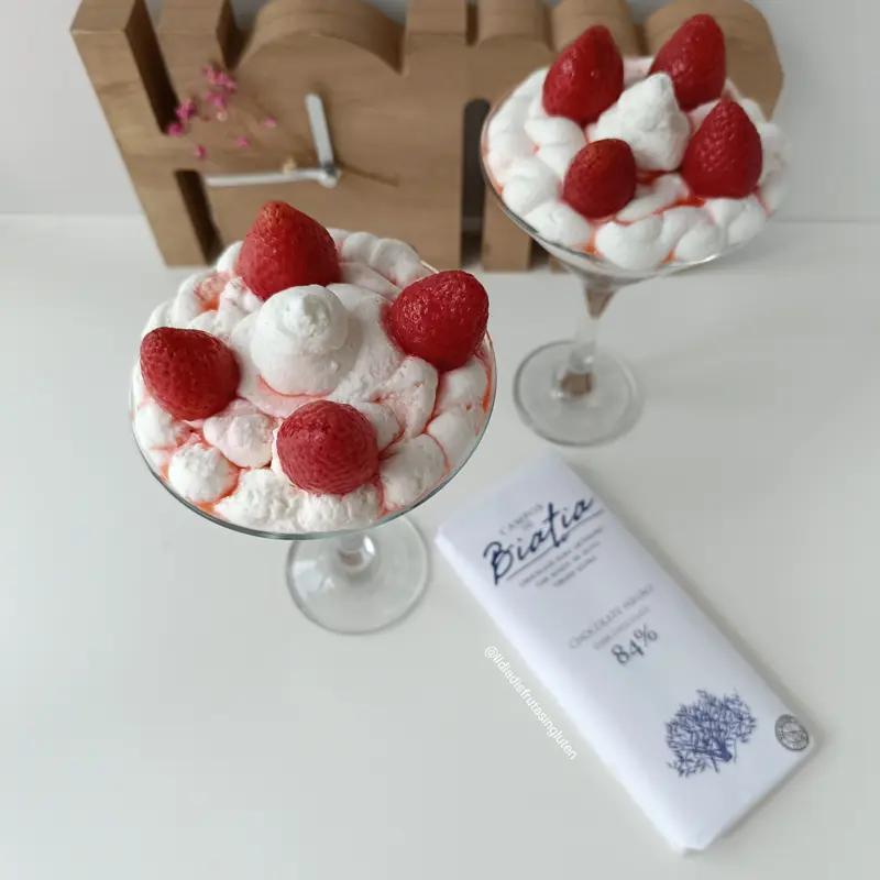 Copa de fresas en almibar con nata y crema de chocolate. Imagen 09