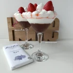 Copa de fresas en almibar con nata y crema de chocolate. Imagen 10