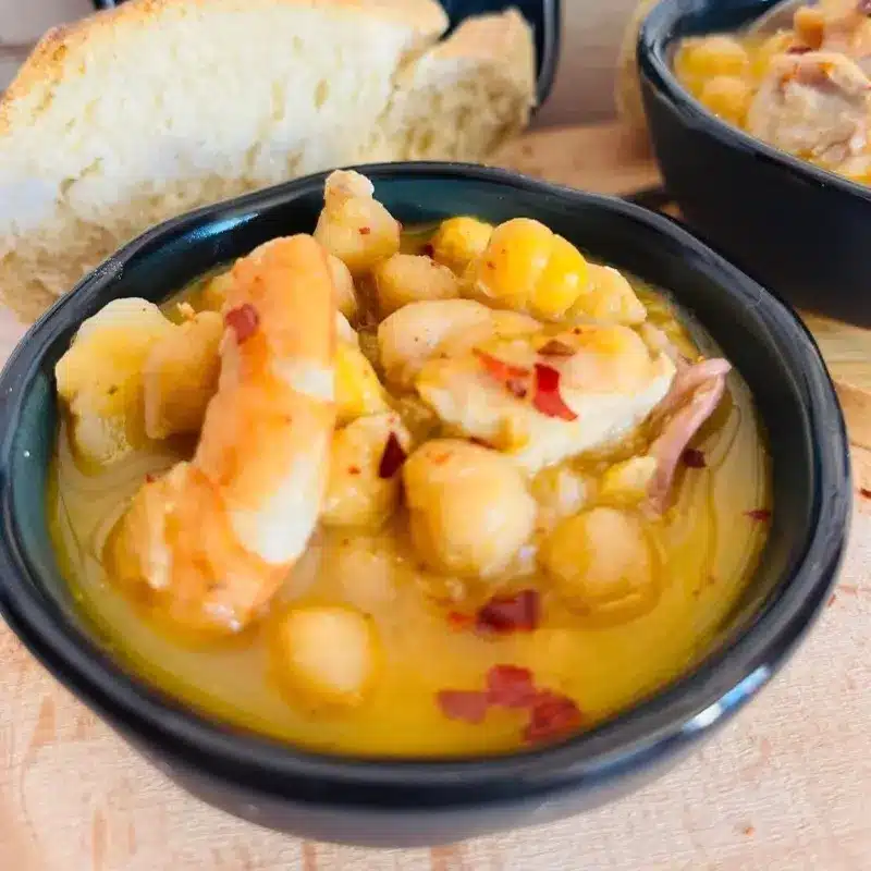 Garbanzos pedrosillanos con rape langostinos y calamar. Imagen 01