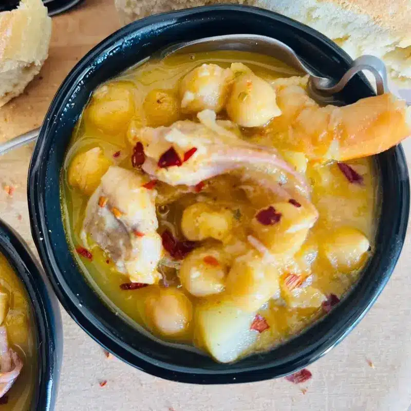 Garbanzos pedrosillanos con rape langostinos y calamar. Imagen 02