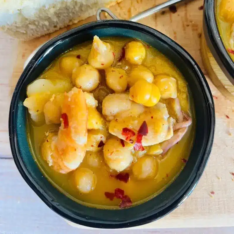 Garbanzos pedrosillanos con rape langostinos y calamar. Imagen 03