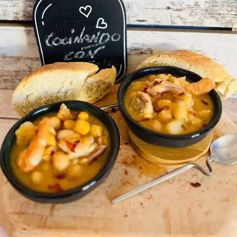Garbanzos pedrosillanos con rape langostinos y calamar. Imagen 05