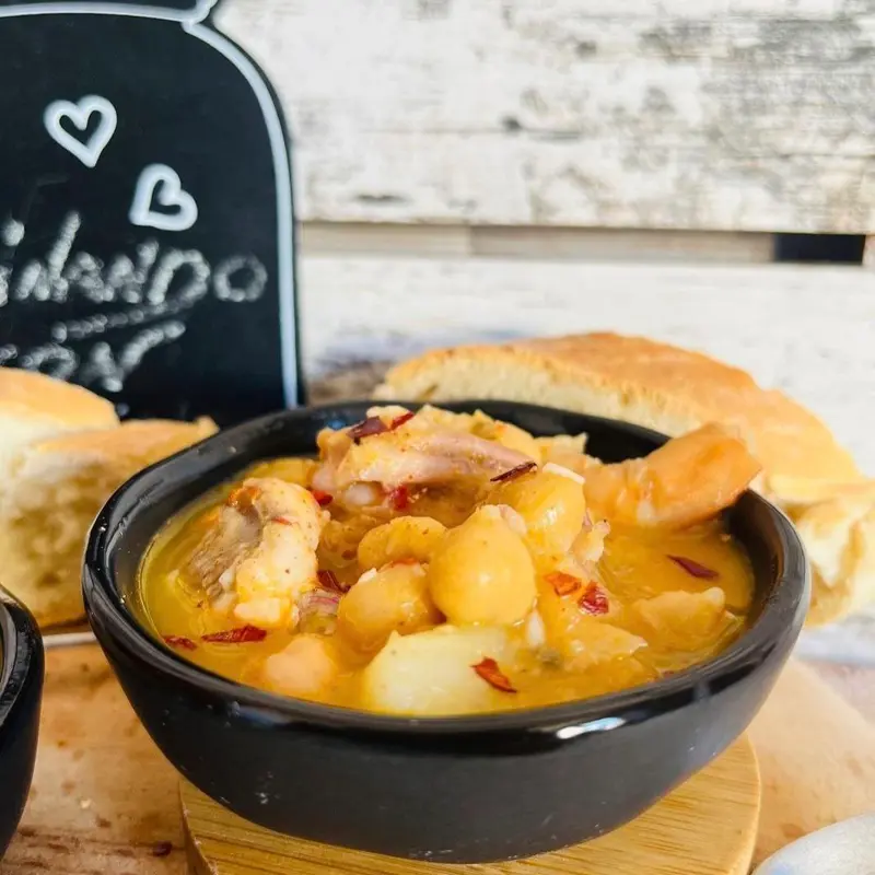 Garbanzos pedrosillanos con rape langostinos y calamar. Imagen 06