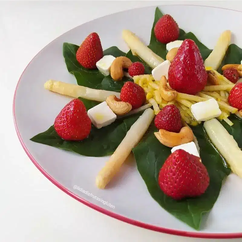 Ensalada de espinacas con fresas manzana y anacardos. Imagen 01