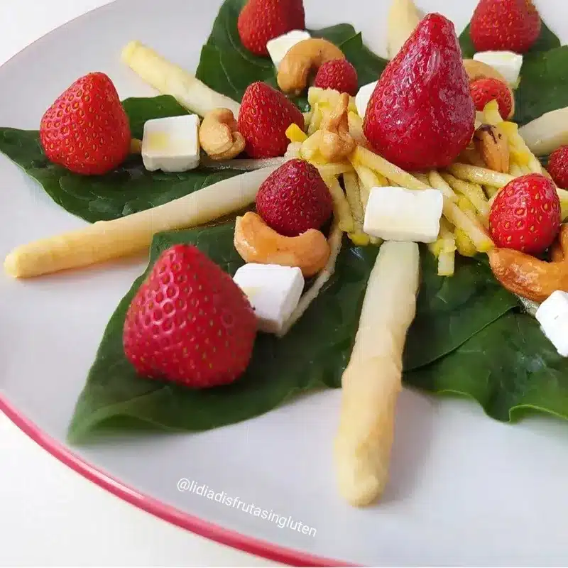 Ensalada de espinacas con fresas manzana y anacardos. Imagen 03