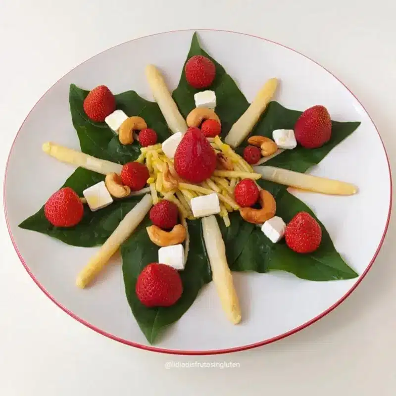 Ensalada de espinacas con fresas manzana y anacardos. Imagen 04