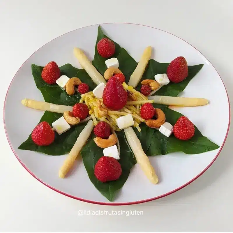 Ensalada de espinacas con fresas manzana y anacardos. Imagen 05