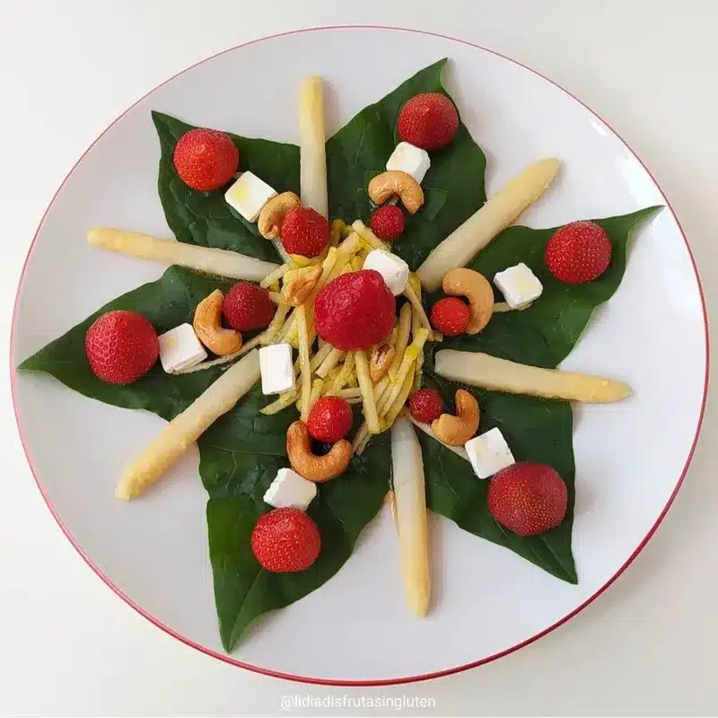 Ensalada de espinacas con fresas manzana y anacardos. Imagen 06