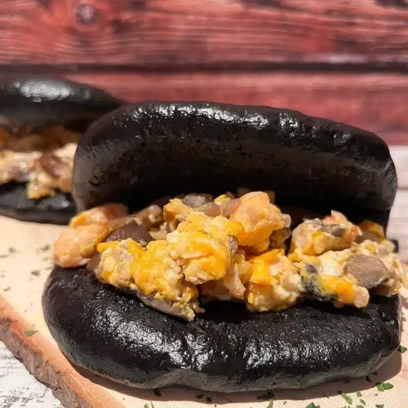 Pan bao al nero di sepia relleno de revuelto de boletus. Imagen 01