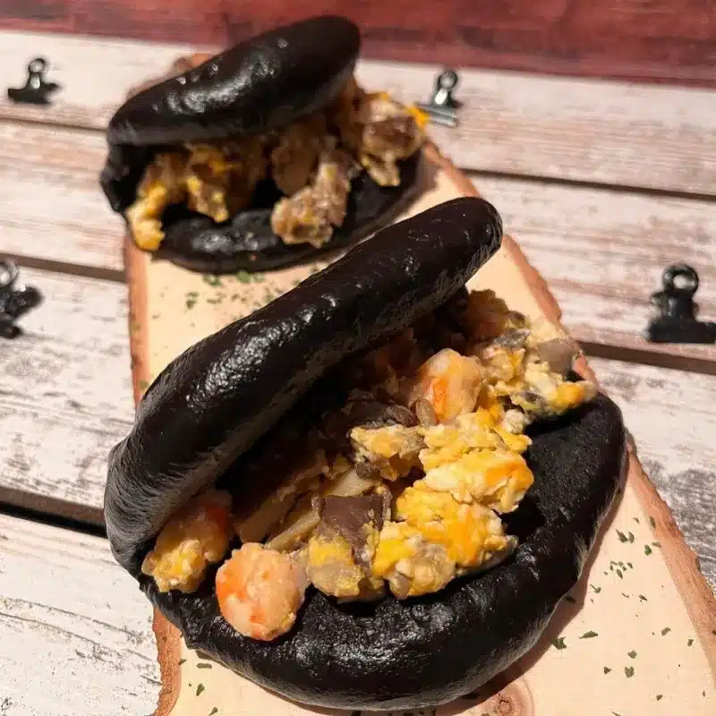 Pan bao al nero di sepia relleno de revuelto de boletus. Imagen 02