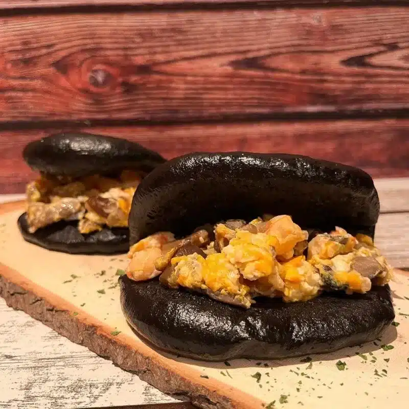 Pan bao al nero di sepia relleno de revuelto de boletus. Imagen 04