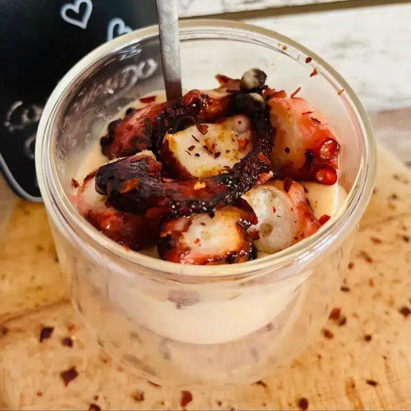 Pulpo a la plancha con escamas de pimiento ahumado. Imagen 06