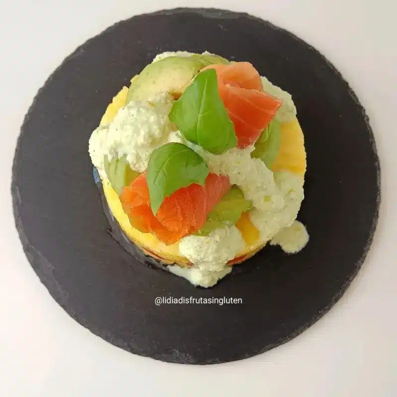 Timbal de piña, tomate negro y salmón ahumado. Imagen 01