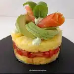 Timbal de piña, tomate negro y salmón ahumado. Imagen 02