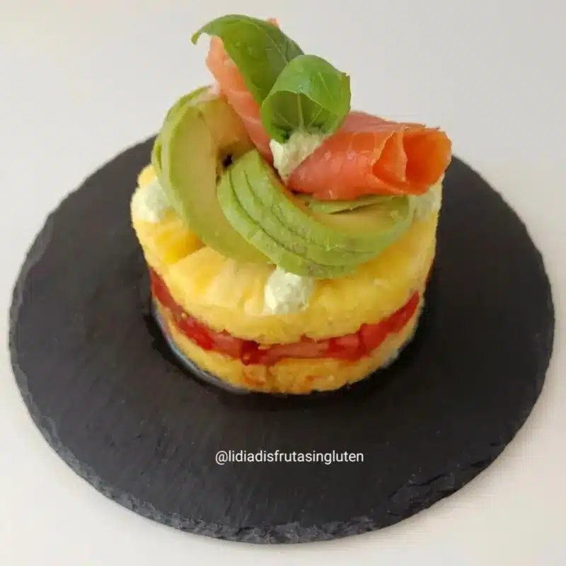 Timbal de piña, tomate negro y salmón ahumado. Imagen 03