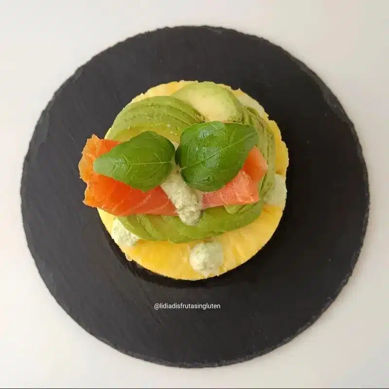 Timbal de piña, tomate negro y salmón ahumado. Imagen 04