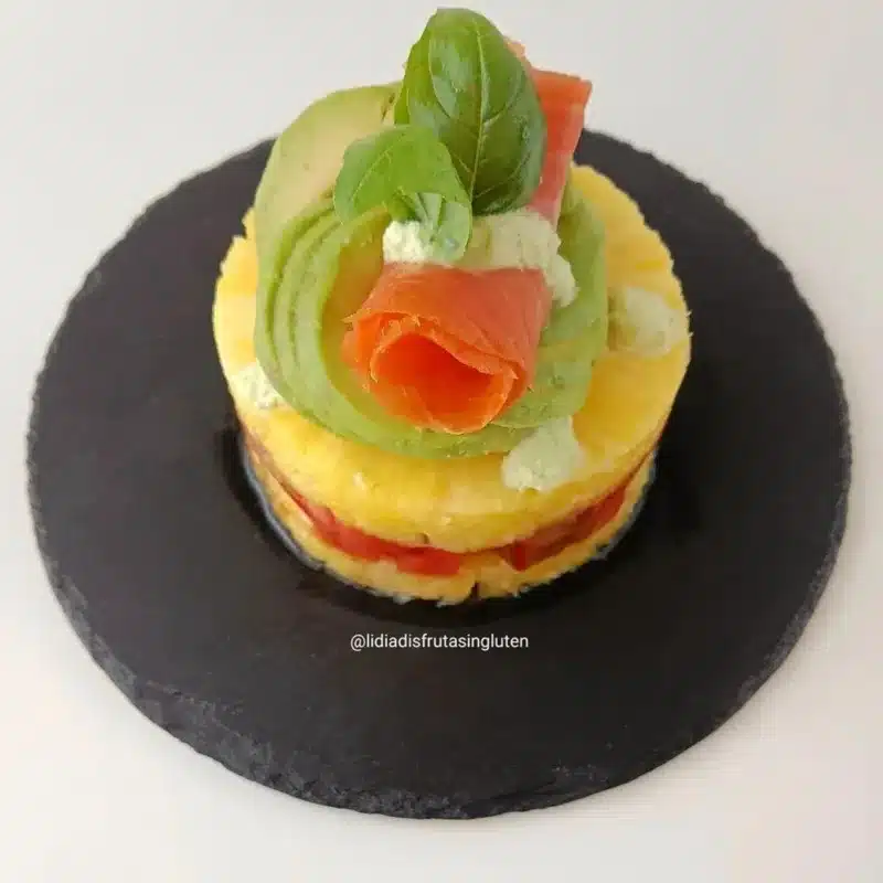 Timbal de piña, tomate negro y salmón ahumado. Imagen 05