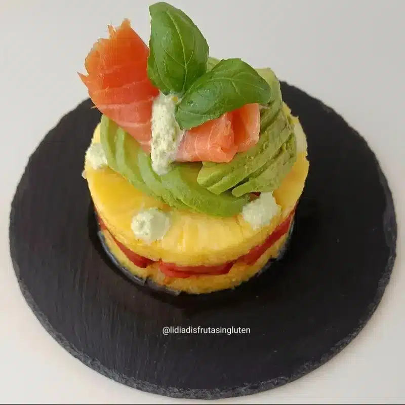 Timbal de piña, tomate negro y salmón ahumado. Imagen 06