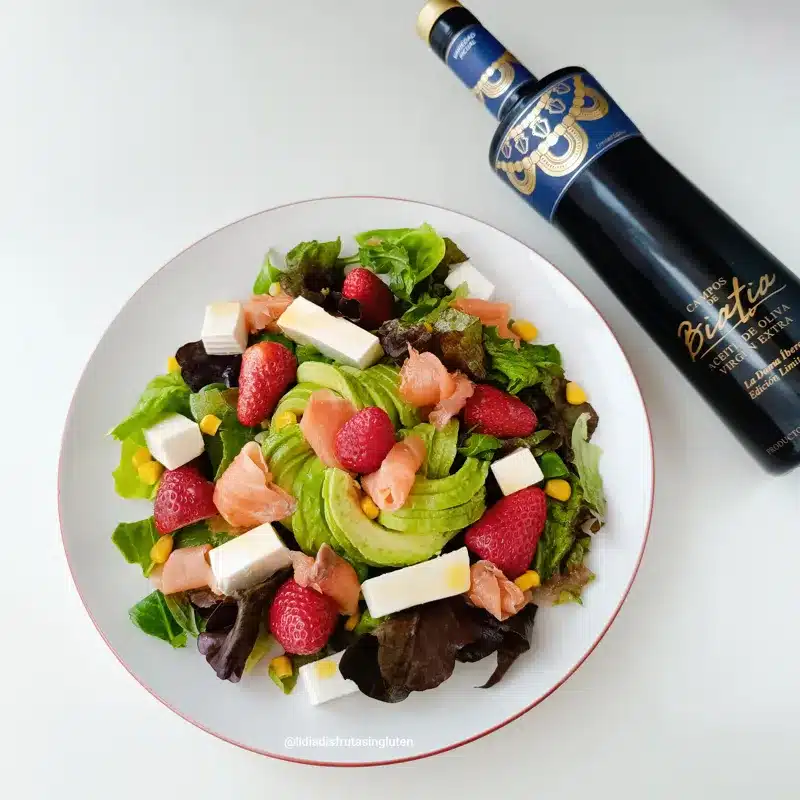 Ensalada de fresas, queso fresco y salmón con AOVE. Imagen 01