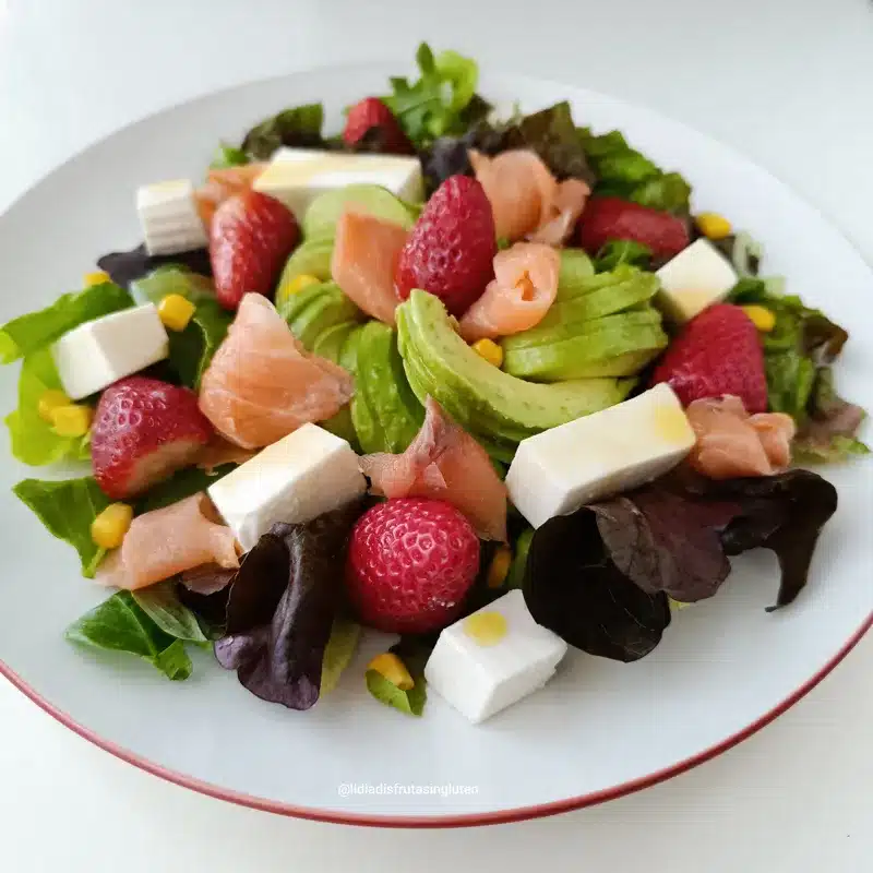 Ensalada de fresas, queso fresco y salmón con AOVE. Imagen 02