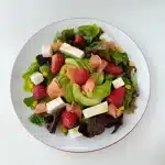 Ensalada de fresas, queso fresco y salmón con AOVE. Imagen 03