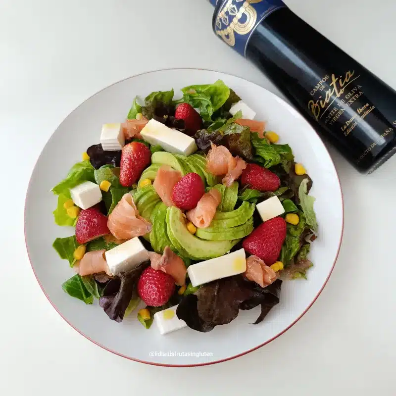 Ensalada de fresas, queso fresco y salmón con AOVE. Imagen 04