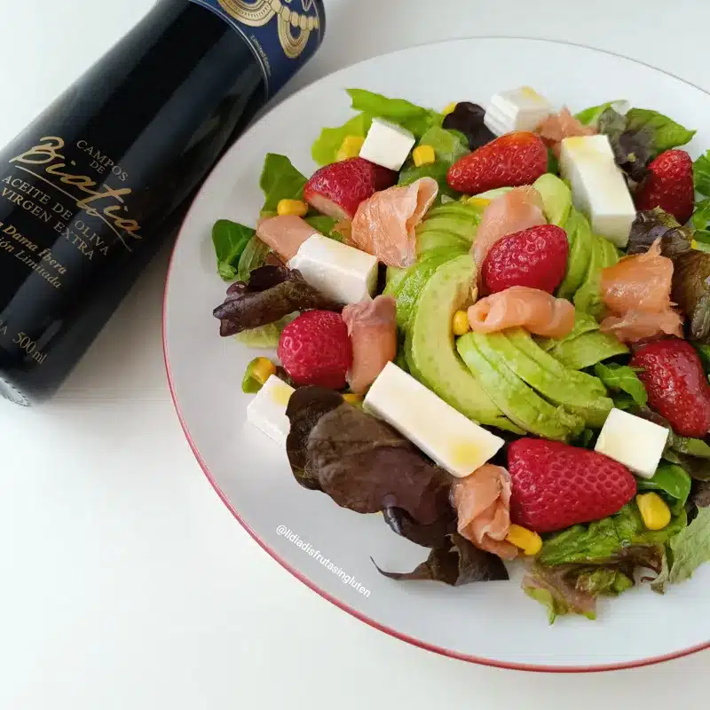 Ensalada de fresas, queso fresco y salmón con AOVE. Imagen 05