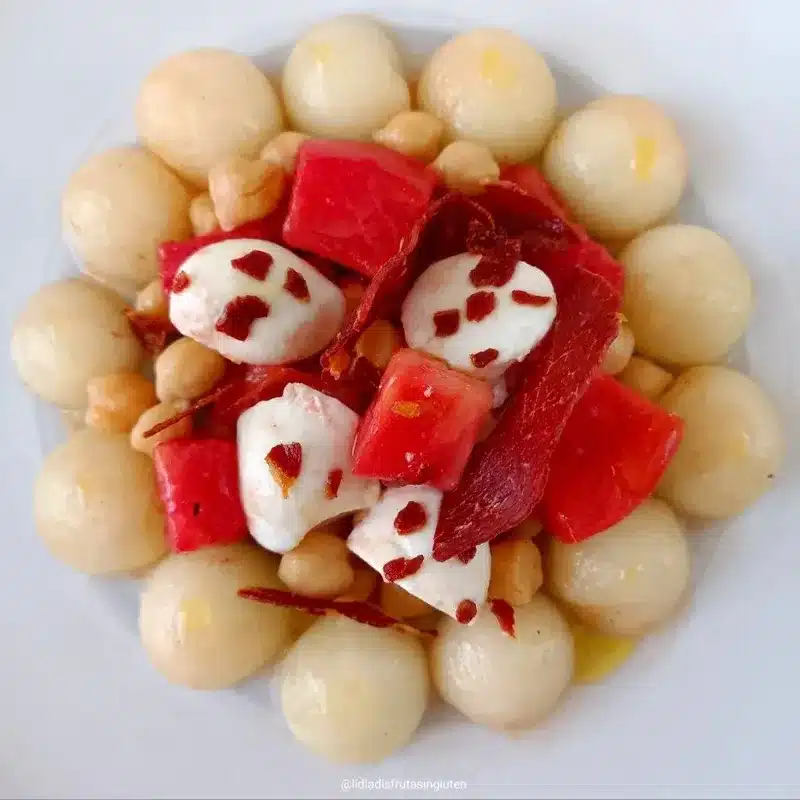 Ensalada de garbanzos con tomate, melón y crujiente de jamón. Imagen 01