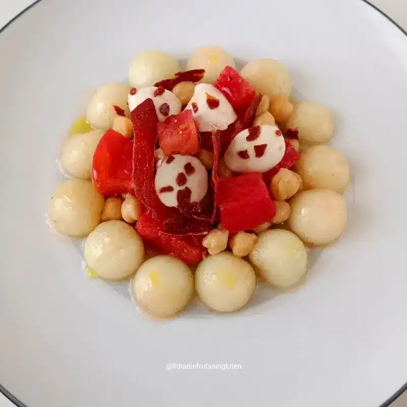 Ensalada de garbanzos con tomate, melón y crujiente de jamón. Imagen 02