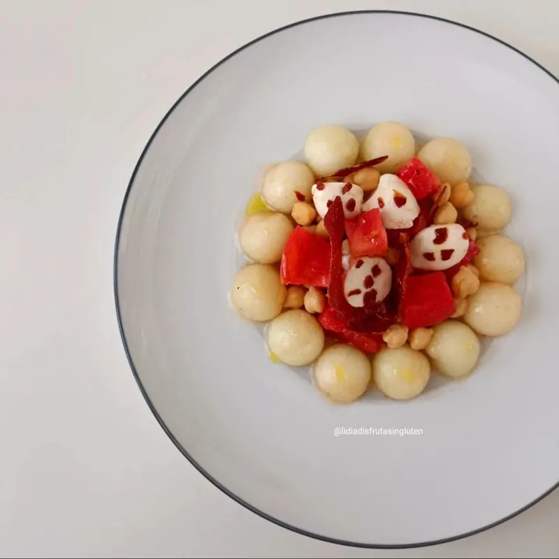 Ensalada de garbanzos con tomate, melón y crujiente de jamón. Imagen 03