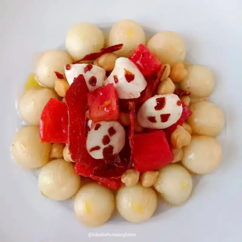 Ensalada de garbanzos con tomate, melón y crujiente de jamón. Imagen 04