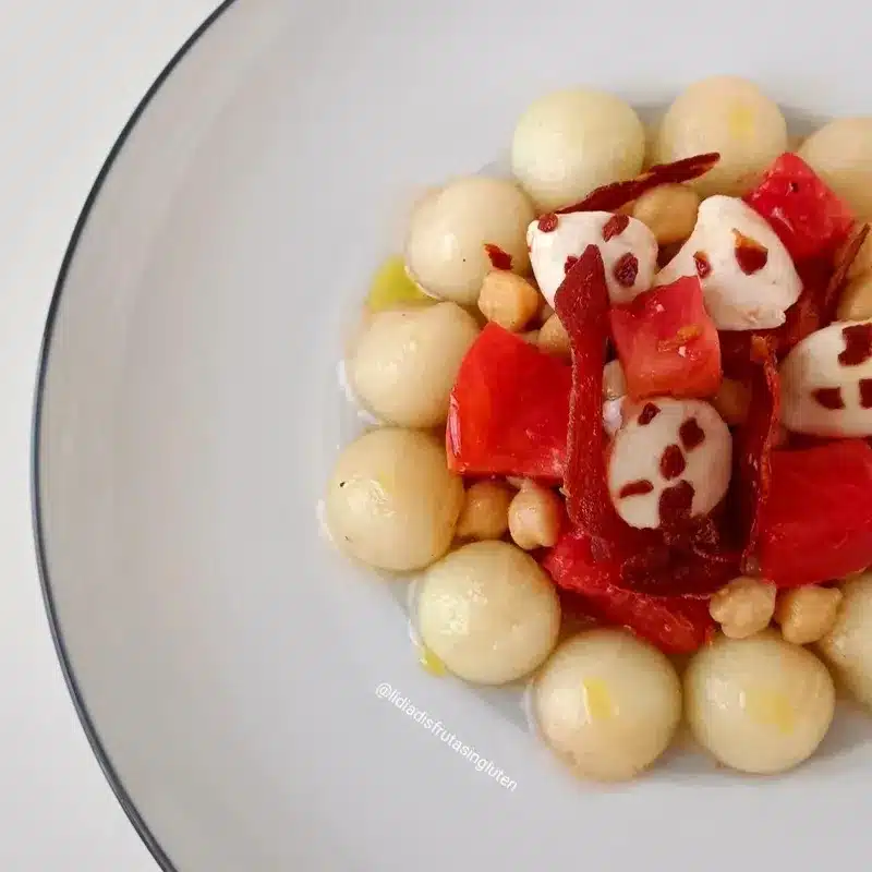 Ensalada de garbanzos con tomate, melón y crujiente de jamón. Imagen 05