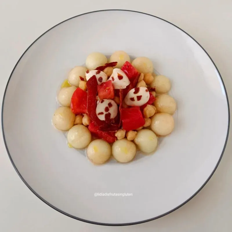 Ensalada de garbanzos con tomate, melón y crujiente de jamón. Imagen 06