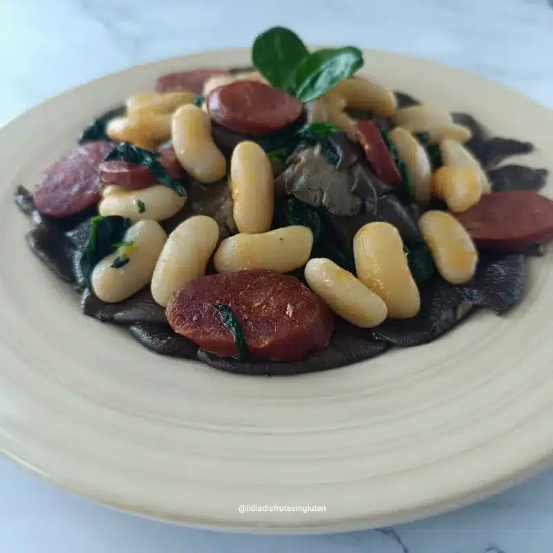 Salteado de setas con chorizo y fabas de Lourenzá. Imagen 01