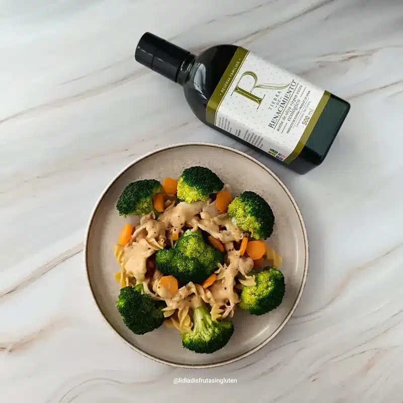 Wok de brécol y sojalitas salsa cacahuete. Imagen 01