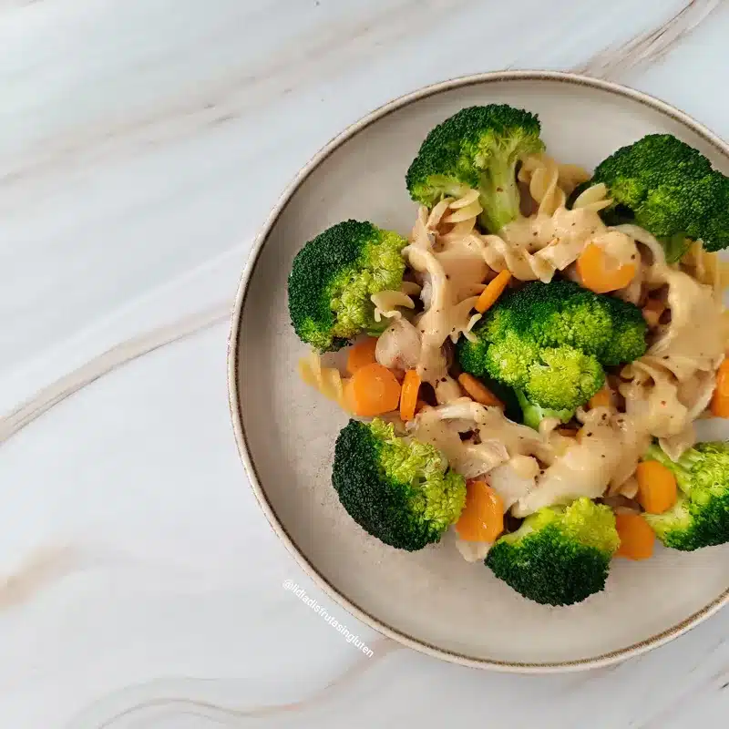 Wok de brécol y sojalitas salsa cacahuete. Imagen 06