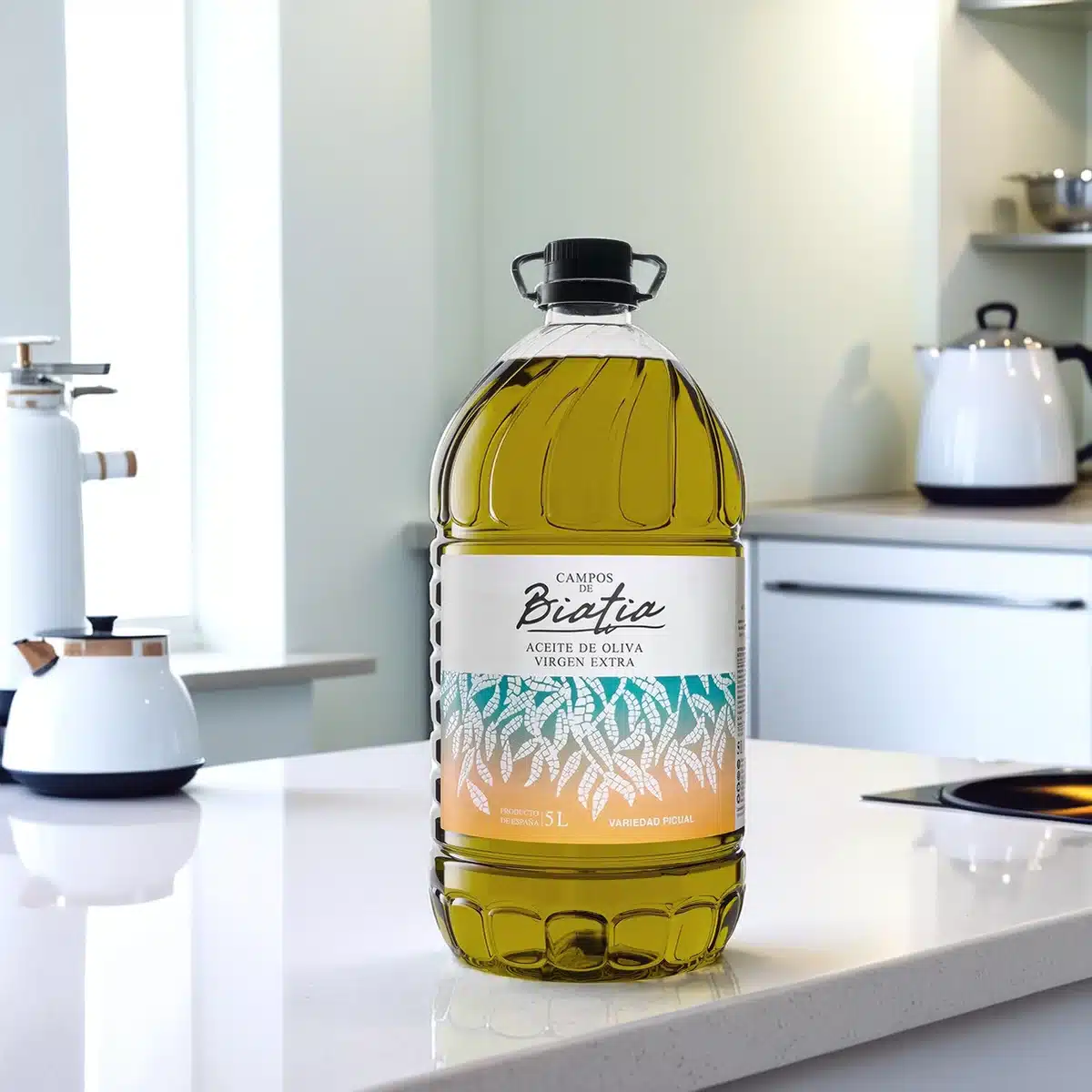 Aceite de oliva virgen extra Campos de Biatia 5L. Garrafa en una cocina.