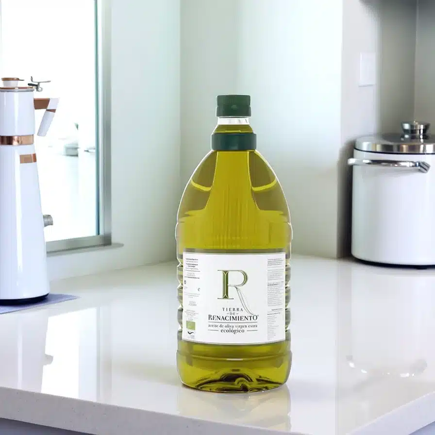 Aceite de oliva virgen extra ecológico Tierra de Renacimiento 2L. Garrafa en cocina.