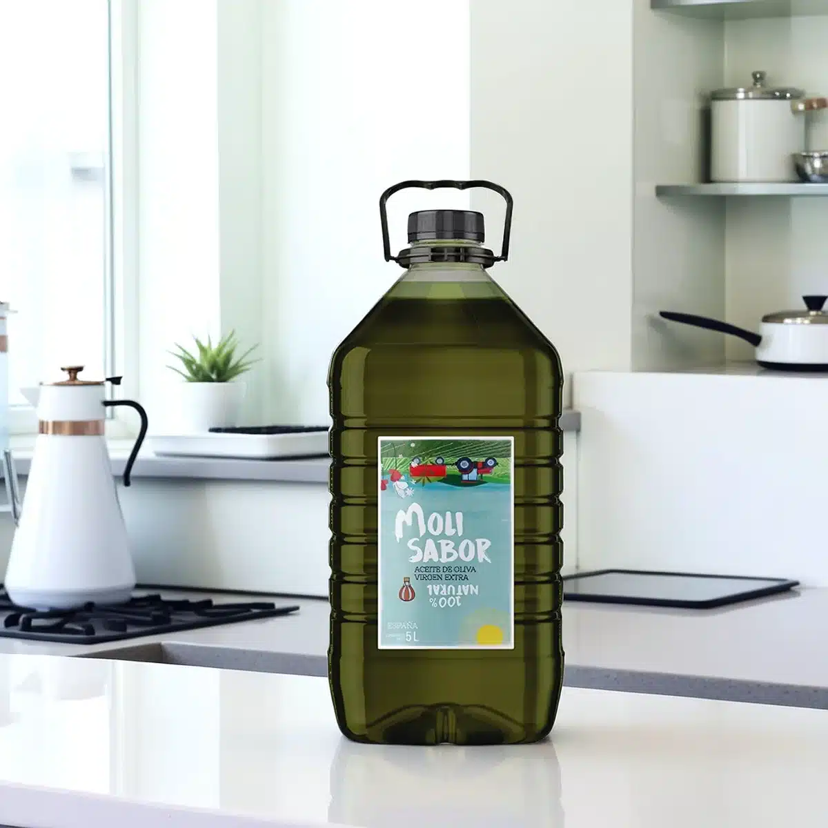 Aceite de oliva virgen extra arbequina Oleícola Jaén 5L. Garrafa en una cocina.