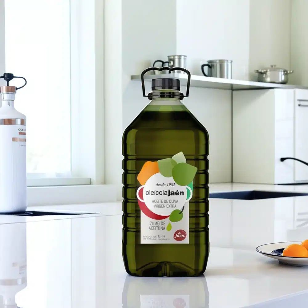 Aceite de oliva virgen extra picual Oleícola Jaén 5L. Garrafa en una cocina.